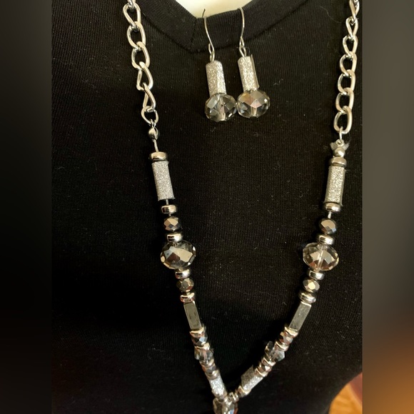 STUNNING SILVER BEADED NECKLACE W/EARRINGS❤️ - Picture 2 of 11